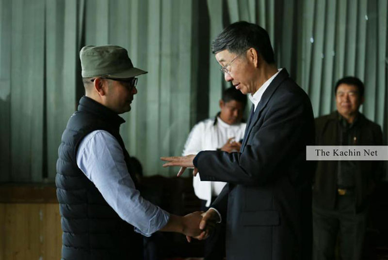 တရုတ်အထူး ကိုယ်စားလှယ် မစ္စတာဆွန်ကော်ရှန်နဲ့ AA စစ်ဦးစီးချုပ် ဗိုလ်ချုပ်ထွန်းမြတ်နိုင် တွေ့ဆုံစဉ်။ ဓာတ်ပုံ - The Kachin Net