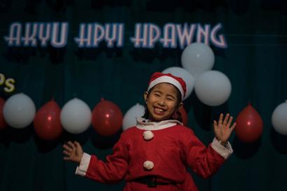 ခရစ်စမတ်သီချင်းတစ်ပုဒ်ဖြင့် ဖျော်ဖြေနေသည့် ကလေးငယ်တစ်ဦး (ဓာတ်ပုံ - ရွှေပေါ်မြတင်)