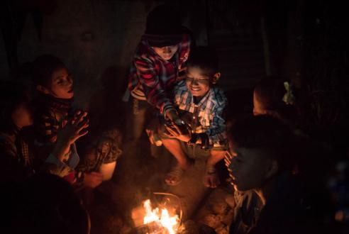 အအေးဒဏ်ကို အံတုရန် မီးပုံဘေး ရောက်လာသည့် ကလေးငယ်တချို့ (ဓာတ်ပုံ - ရွှေပေါ်မြတင်)