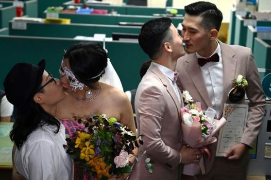 တရားဝင်လိင်တူ လက်ထပ်ထိမ်းမြားမှုအခမ်းအနားကို ထိုင်ဝမ်နိုင်ငံမှာ သောကြောနေ့က ပြုလုပ်ခဲ့ပါတယ်။ သမိုင်းဝင်သွားခဲ့ပါတယ်။ ဒါဟာ အာရှရဲ့ ပထမဆုံး တရားဝင်လိင်တူ လက်ထပ်ထိမ်းမြားမှုလည်း မှတ်တမ်းဝင်သွားတာဖြစ်ပါတယ်။ ထိုင်ဝမ်လွှတ်တော်အမတ်တွေဟာ လိင်တူလက်ထပ်ထိမ်းမြားခွင့်ကို မေလ ၁၇ ရက်က မဲပေးခဲ့ပြီး တရားဝင်ဥပဒေပြဌာန်းလိုက်ပါတယ်။ (ဓာတ်ပုံ - အေအက်ဖ်ပီ၊ အီးပီအေ) ပြီးခဲ့တဲ့ အချိန်တွေမှာဆိုရင် ထိုင်ဝမ်နိုင်ငံတစ်လွှား လိင်တူ လက်ထပ်ထိမ်းမြားနိုင်ခြင်းနဲ့ ပတ်သက်လို့ အကြိမ်ပေါင်းမနည်း ဆူပူမှုနဲ့ ဆန့်ကျင်ကန့် ကွက် မှုတွေများစွာဖြစ်ပ