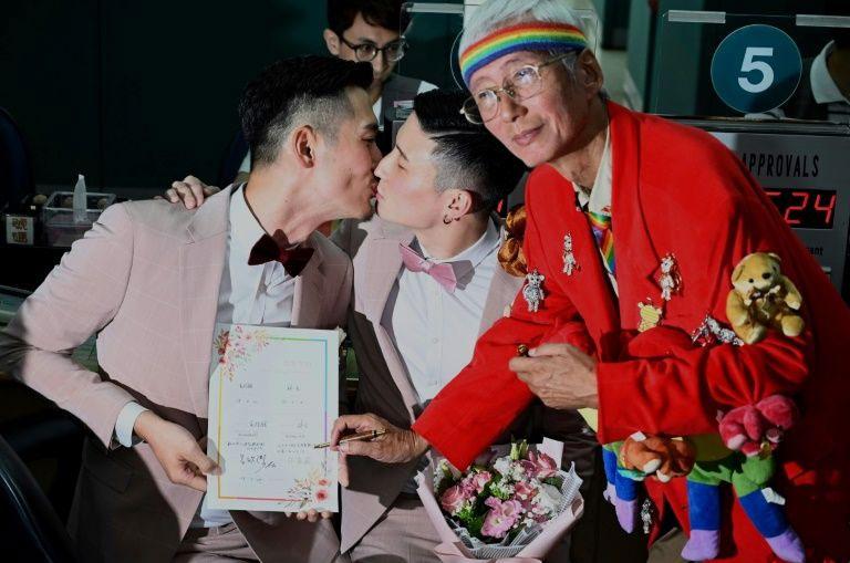 တရားဝင်လိင်တူ လက်ထပ်ထိမ်းမြားမှုအခမ်းအနားကို ထိုင်ဝမ်နိုင်ငံမှာ သောကြောနေ့က ပြုလုပ်ခဲ့ပါတယ်။ သမိုင်းဝင်သွားခဲ့ပါတယ်။ ဒါဟာ အာရှရဲ့ ပထမဆုံး တရားဝင်လိင်တူ လက်ထပ်ထိမ်းမြားမှုလည်း မှတ်တမ်းဝင်သွားတာဖြစ်ပါတယ်။ ထိုင်ဝမ်လွှတ်တော်အမတ်တွေဟာ လိင်တူလက်ထပ်ထိမ်းမြားခွင့်ကို မေလ ၁၇ ရက်က မဲပေးခဲ့ပြီး တရားဝင်ဥပဒေပြဌာန်းလိုက်ပါတယ်။ (ဓာတ်ပုံ - အေအက်ဖ်ပီ၊ အီးပီအေ) ပြီးခဲ့တဲ့ အချိန်တွေမှာဆိုရင် ထိုင်ဝမ်နိုင်ငံတစ်လွှား လိင်တူ လက်ထပ်ထိမ်းမြားနိုင်ခြင်းနဲ့ ပတ်သက်လို့ အကြိမ်ပေါင်းမနည်း ဆူပူမှုနဲ့ ဆန့်ကျင်ကန့် ကွက် မှုတွေများစွာဖြစ်ပ