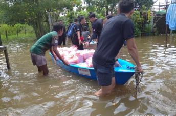 ပုံအညွှန်း - ဒဂုံမြို့သစ် (အရှေ့ပိုင်း) မြို့နယ်အတွင်း ရေကြီးမှုကြုံတွေ့နေရသည့်ပြည်သူများအား ကူညီကယ်ဆယ်ရေးလုပ်ဆောင်နေစဥ်။ (ပုံ-စေတနာရှင်  ပရဟိတ-ရန်ကုန်)