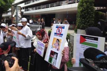 ဓာတ်ပုံ- ဘန်ကောက်ရှိ အစ္စရေးသံရုံး၌ဆန္ဒပြရန် စီစဉ်နေသည့် ထိုင်းမွတ်စလင်များ