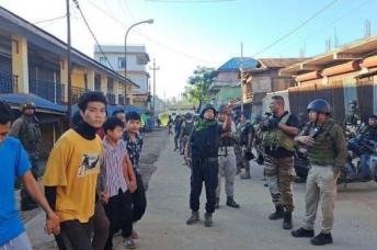 ပုံအညွှန်း - မိုးရေးမြို့တွင် လုံခြုံရေးတပ်ဖွဲ့ဝင်များ စစ်ဆေးနေစဥ် ၊ ဓါတ်ပုံ - Explore Manipur