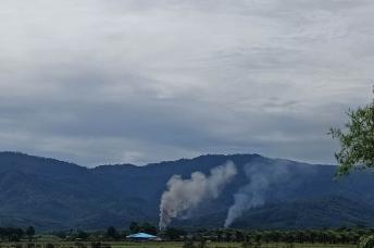 ဓာတ်ပုံ- စစ်ကောင်စီတပ် မီးရှို့မှုကြောင့် မီးလောင်နေသော ရငဲရွာမြင်ကွင်း (CJ) 