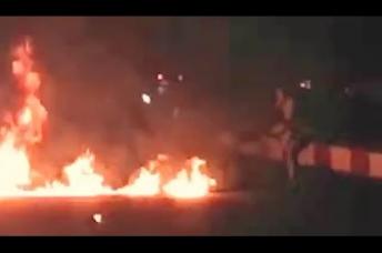 Embedded thumbnail for ရန်ကုန်တွင် ကားလမ်းပေါ် မီးရှို့ ဆန္ဒပြလှုပ်ရှားမှုပြုလုပ်၊ တာမွေမြို့နယ်တွင် ပစ်ခတ်၍ ဆန္ဒပြလူငယ် ၂ ဦးကျဆုံးဟုဆို