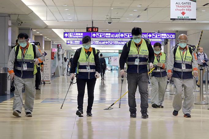 Photo Creadit -  ထိုင်ဝမ်ရှိ တာအိုယွန် နိုင်ငံတကာ လေဆိပ်တွင် ပိုးသတ်ဆေး ဖြန်းနေစဉ် (ဓာတ်ပုံ - AFP)