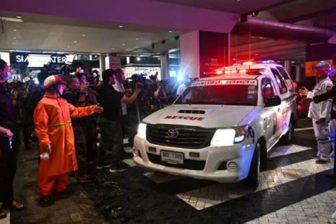 ကုန်တိုက်အတွင်း သေနတ်ပစ်ခတ်မှုဖြစ်ပွားပြီးနောက် လူနာတင်ယာဉ်သည် ဘန်ကောက်မြို့ရှိ Siam Paragon ဈေးဝယ်စင်တာမှ ထွက်ခွာခဲ့သည်။ ဘန်ကောက်မြို့ရှိ ကုန်တိုက်တစ်ခုတွင် ပစ်ခတ်မှုတစ်ခုအတွင်း လူတစ်ဦးသေဆုံးပြီး ခြောက်ဦး ဒဏ်ရာရရှိခဲ့ကြောင်း အရေးပေါ်ဆေးဘက်ဆိုင်ရာဝန်ဆောင်မှုဌာနမှ ပြောကြားခဲ့သည်။ ထိုင်းရဲတွေက ပစ်ခတ်မှုနဲ့ ပတ်သက်ပြီး အသက် ၁၄ နှစ်အရွယ် ကလေးငယ်တစ်ဦးကို ဖမ်းဆီးလိုက်ပါတယ်။ (ဓာတ်ပုံ- AFP/Lillian Suwanrumpha)
