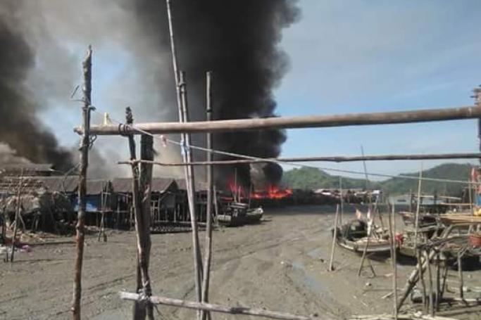 ဖေဖော်ဝါရီ ၁၃ရက်က မီးလောင်ကျွမ်းမှု ဖြစ်ပွားနေသည့် ကျောက္ကာရွာ။ (ဓာတ်ပုံ-မြန်မာနိုင်ငံမီးသတ်တပ်ဖွဲ့)