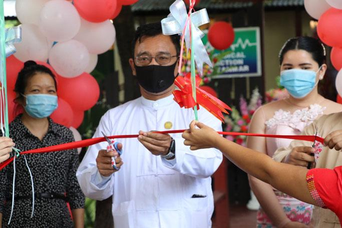 အမေရိကန်နိုင်ငံ၏ ကူညီပံ့ပိုးမှုဖြင့် ဩဂုတ်လအတွင်းက PrEP (Pre-Exposure Prophylaxis) ဆေးခန်းကို မြန်မာနိုင်ငံ အမျိုးသားခုခံကျ/ကာလသားရောဂါ တိုက်ဖျက်ရေး စီမံချက်၏ ညွှန်ကြားရေးမှူး ဒေါက်တာ ထွန်းညွှန့်ဦးက ဖဲကြိုးဖြတ် ဖွင့်လှစ်ပေးစဉ် (ဓာတ်ပုံ - U.S. Embassy Rangoon/Facebook) 