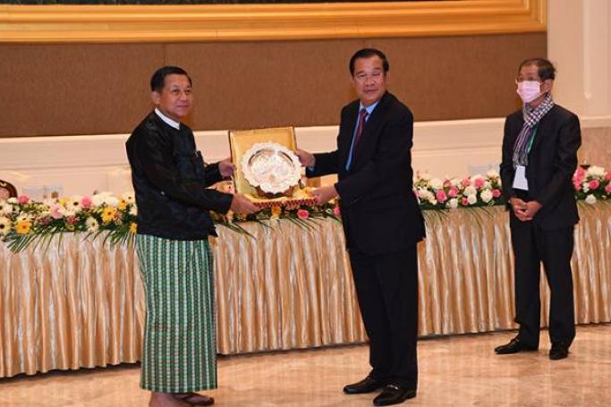 အာဏာသိမ်းစစ်ခေါင်းဆောင် ဗိုလ်ချုပ်မှူးကြီး မင်းအောင်လှိုင် နှင့် ကမ္ဘောဒီးယားဝန်ကြီးချုပ် ဟွန်ဆန် တို့အားနေပြည်တော်၌တွေ့ရစဉ်(ပုံဟောင်း)