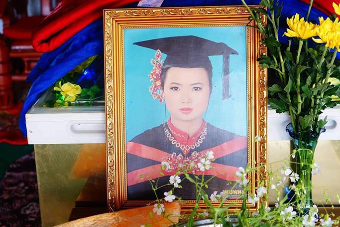 ပုံ- သေဆုံးသွားသော ကျောင်းဆရာမ လွေးမြမွေးအောင်(တအာင်းအမျိုးသမီးအဖွဲ့အစည်း)
