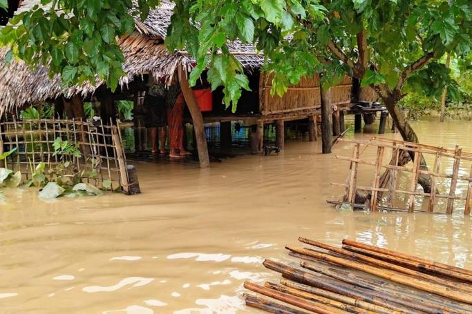 ပုံစာ - လေးမြို့မြစ်ရေကြီးမှုကြောင့် ရခိုင်ပြည်နယ်၊ မင်းပြားမြို့နယ်ရှိ ကျေးရွာများမှ လူနေအိမ်အချို့ ရေကြီးနစ်မြုပ်နေမှုမြင်ကွင်း။ (ပုံ-လူမှုကွန်ရက်)