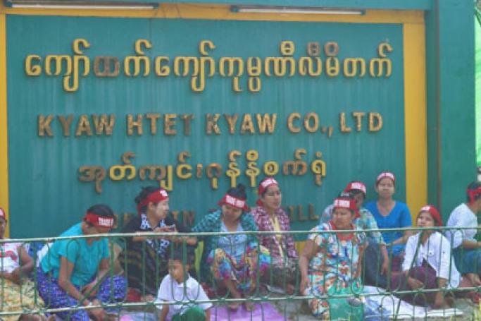 အုတ်ကျင်းဂုန်နီစက်ရုံအလုပ်သမားများကို ဇန်နဝါရီ ၁၁ က စက်ရုံရှေ့တွင် တွေ့ရစဉ် (ဓာတ်ပုံ - ထွန်းခိုင်/Myanmar Now) 