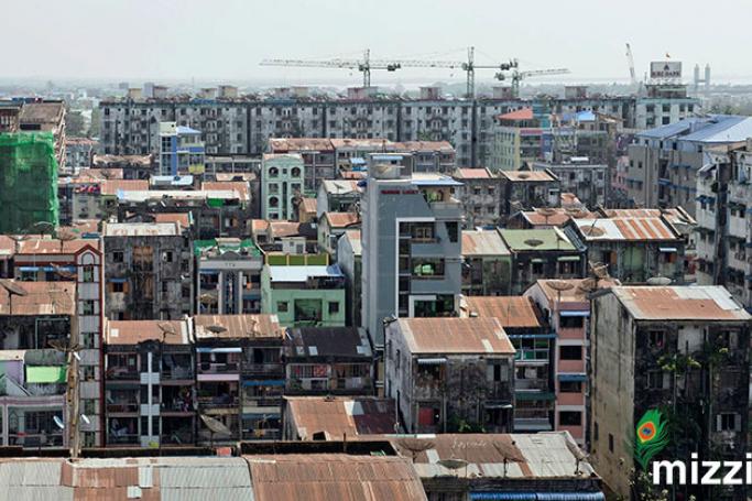 ရန်ကုန်မြို့အတွင်း  ငလျင်ဒဏ်အတွက် အန္တရာယ်ရှိသည့် အထပ်မြင့် နေအိမ် အဆောက်အဦများကို တွေ့ရစဉ် / ဓာတ်ပုံ- Mizzima