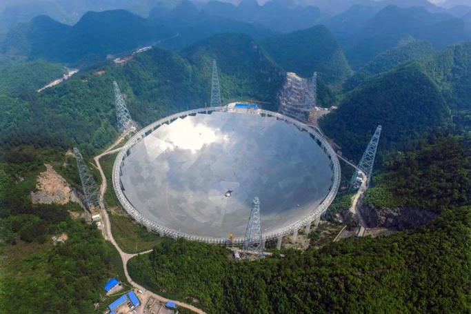 တရုတ်နိုင်ငံ အနောက်တောင်ဘက် Guizhou ပြည်နယ်၊ ပင်တန်ခရိုင်မှာ ဆောက်လုပ်ဆဲ (၅၀၀) မီတာ (၁,၆၄၀ ပေ)ရှိ အလင်းဆုံ ရေဒီယို တယ်လီစကုပ် (FAST) (Aperture Spherical radio Telescope) ကို မေလ (၇) ရက်နေ့က မြင်ကွင်း။ (ဓာတ်ပုံ - အီးပီအေ)