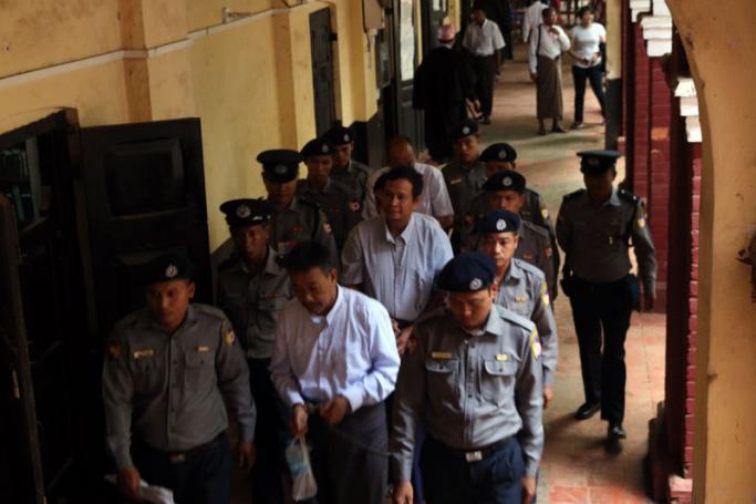  ဦးကိုနီလုပ်ကြံခံရမှုနှင့် ပတ်သက်ပြီး ထိန်းသိမ်းထားသူများကို ဇွန် ၂၃ ရက်နေ့က  ရန်ကုန်မြောက်ပိုင်းခရိုင် တရားရုံးသို့ ခေါ်ဆောင်လာစဉ် (ဖြိုးသီဟချို/Myanmar Now)
 