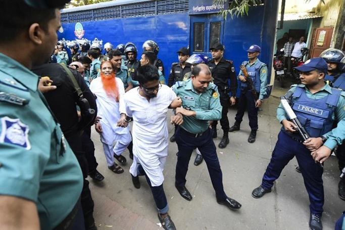 SENTENCED TO DEATH. Police escort detainees (C) accused of allegedly plotting the Holey Artisan Bakery cafe attack, carried out by Islamist militants, to a courtroom for their trial in Dhaka on November 27, 2019. Photo by Munir Uz Zaman/AFP 