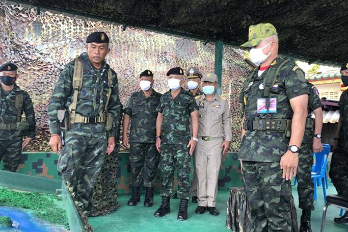 Photo Creadit -  ထိုင်း-မြန်မာ နယ်စပ် ရနောင်းမြို့ အခြေအနေကို လာရောက်လေ့လာနေသော ထိုင်း ဗိုလ်ချုပ် နာရွန်ဖန်ကို အောက်တိုဘာလ ၂၄ ရက်နေ့က တွေ့ရစဉ် (ဓာတ်ပုံ - ဘန်ကောက်ပို့စ်)  