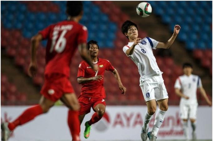ကမ္ဘာ့ဖလား ခြေစစ်ပွဲအဖြစ် မြန်မာအသင်းနှင့် ကိုရီးယားအသင်းတို့ ယှဉ်ပြိုင်ကစားနေစဉ်။