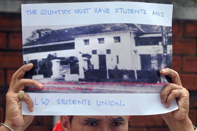 တက်ကြွလှုပ်ရှားသူတစ်ဦးက ၁၉၆၂ ခုနှစ်မှာ ဖြိုချခံခဲ့ရသော ရန်ကုန်တက္ကသိုလ် ကျောင်းသားသမဂ္ဂ အဆောက်အဦပုံကို ၂၀၀၉ ခုနှစ်၊ ဘန်ကောက်တွင် ကိုင်ဆောင်ပြသထားစဉ်။ ဓာတ်ပုံ-AFP