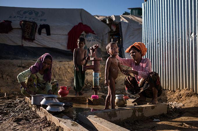ဘင်္ဂလားဒေ့ရှ်နိုင်ငံ၊ ကော့ဘဇားရှိ ဒုက္ခသည်စခန်းရှိ မိသားစုတစ်စုအား တွေ့မြင်ရစဉ်။ ဓာတ်ပုံ-AFP