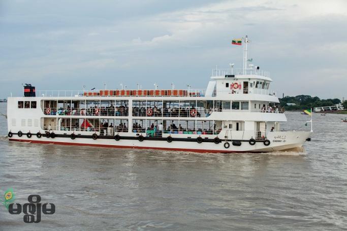 ချယ်ရီသင်္ဘောဖြင့် ရန်ကုန်-ဒလ ကူးသန်းသွားလာနေသော ခရီးသည်များ(ဓာတ်ပုံ- ဟောင်ဆာ(ရာမည)/မဇ္ဈိမ)