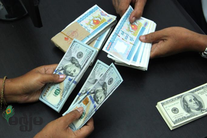 အမေရိကန်ဒေါ်လာနှင့် မြန်မာငွေကျပ်များအား ၂၂ ရက် စက်တင်ဘာလ ၂၀၁၄ က တွေ့ရစဉ်။ ဓာတ်ပုံ -မဇ္ဈိမ