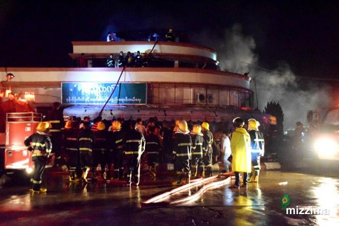 မီးသတ်ယာဉ် ၄၅စီး၊ မီးသတ်တပ်ဖွဲ့ဝင် ၃၀၀ဦးနဲ့ မီးငြှိမ်းသတ်ခဲ့ပါတယ် (ဓာတ်ပုံ- မင်းမင်း/မဇ္ဈိမ)