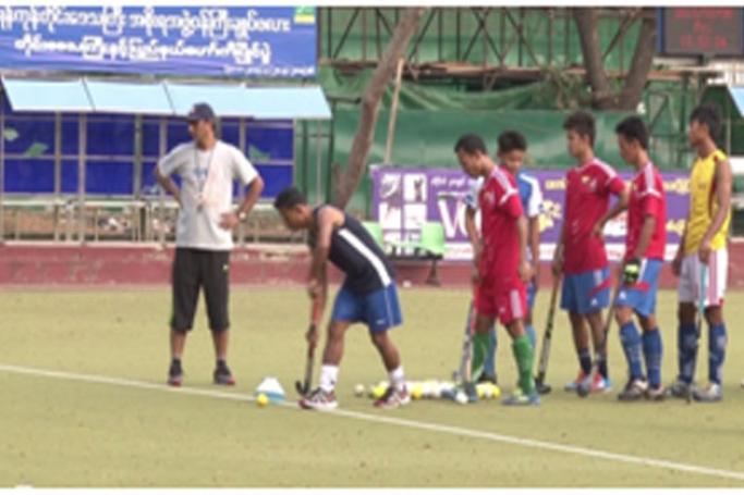 လေ့ကျင့်ရေးကွင်းတွင် ကစားသမားများနှင့်အတူတွေ့ရသည့် နည်းပြ မိုဟာမက် (ဓာတ်ပုံ - နေလင်းထက်)