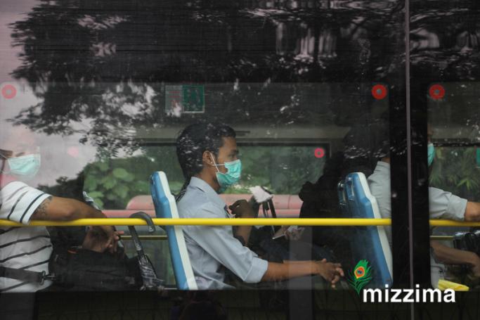 H1N1ရောဂါ အား ကာကွယ်ရန် နှာခေါင်းစည်းများ တပ်ဆင်နေကြသော ပြည်သူများကို တွေ့ရစဉ်။ ဓာတ်ပုံ-သူရ