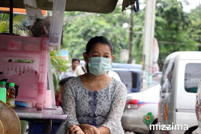 H1N1 ဖြစ်ပွားမှုအား ကာကွယ်ရန် နှာခေါင်းစီး တတ်ထားသော ပြည်သူတစ်ဦးအား တွေ့ရစဉ်။ ဓာတ်ပုံ-သူရ