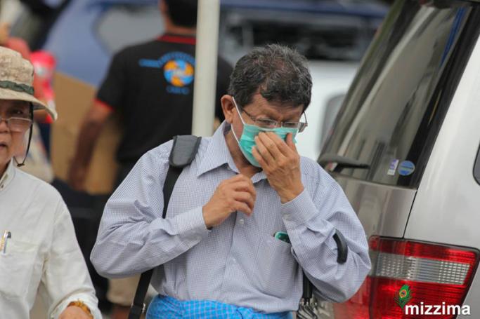 ရာသီတုပ်ကွေး A(H1N1)ပိုး ကာကွယ်ရန် နှာခေါင်းစည်းများ တတ်ဆင်နေရသော ပြည်သူများ တွေ့ရစဉ်။ ဓာတ်ပုံ-သူရ