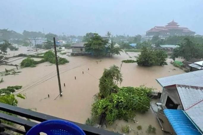 ပုံအညွှန်း - မော်လမြိုင်မြို့ပေါ်တွင် ဇူလိုင်လ ၁၉ ရက်နေ့က ရေကြီးရေလျှံမှုဖြစ်ပွားခဲ့သည့် မြင်ကွင်း။ (ပုံ - ပညာမန္ဒအံင်)