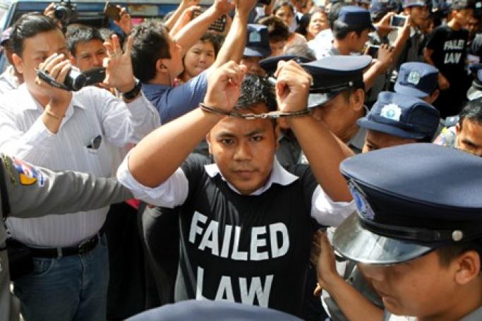 ကိုပိုင်ရဲသူကို ကျောက်တံတားမြို့နယ်ရဲစခန်းတွင် စက်တင်ဘာ ၁ရက်က ရုံးထုတ်လာစဉ်။ (ဓာတ်ပုံ-အီးပီအေ)