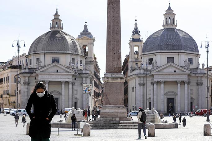 ပုံ- နှာခေါင်းစည်းတပ်ထားသော အီတလီနိုင်ငံက အမျိုးသမီး တစ်ဦးကို တွေ့ရစဉ်(ပုံ- EPA)