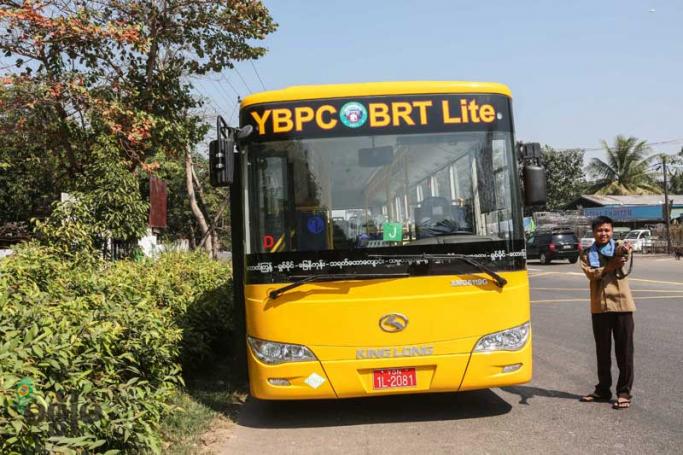 BRT (Bus Rapid Transit ) အမြန်သယ်ယူပို့ဆောင်သည့် ဘတ်စ်ကားစနစ် ရန်ကုန်မြို့ ဗိုလ်ချုပ်အောင်ဆန်းလမ်းမှ ထောက်ကြံံလမ်းဆုံထိ ပြေးဆွဲနေသည့် ယဉ်လိုင်းအား ၂၀၁၆ ခုနှစ် ဖေဖော်ဝါရီလ ၉ ရက်က တွေ့ရစဉ်။ ဓာတ်ပုံ-ဟောင်ဆာ(ရာမည)