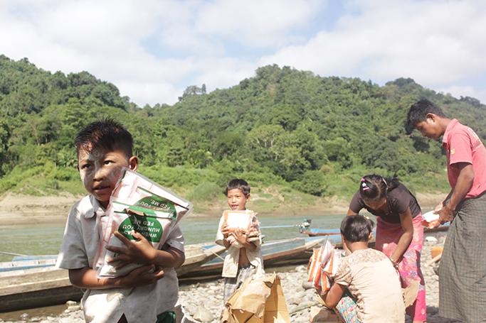 ပုံ- ပလက်ဝမြို့နယ် ရှင်းလက်ဝရွာရှိ တိုက်ပွဲရှောင်ကလေးငယ်များ ၂၀၁၇ ခုနှစ်၊နိုဝင်ဘာလက စားနပ်ရိက္ခာများ ယူနေစဉ် (ပုံ-ချစ်မင်းထွန်း)