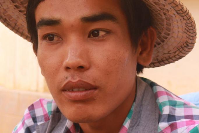 အလယ်ကုန်းကျေးရွာအုပ်စု၊ ဆေးပုလဲကုန်းရွာမှ စပျစ်စိုက်ပျိုးရေးသမားကိုလှိုင်ထွန်းသည် ပျိုးပင်ထုတ်လုပ်ရောင်းချသူလည်း ဖြစ်သည်   (ဓာတ်ပုံ - အောင်ငြိမ်းချမ်း/Myanmar Now)