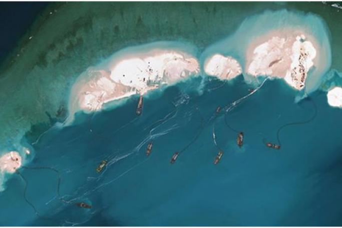 ၂၀၁၅ မတ် ၁၆ ရက်က ဂြိုဟ်တုဓာတ်ပုံတွင် အငြင်းပွား စပရက်တလီကျွန်းအနီး တရုတ်သင်္ဘောများကို တွေ့ရစဉ်။ ဓာတ်ပုံ-အေအက်ဖ်ပီ