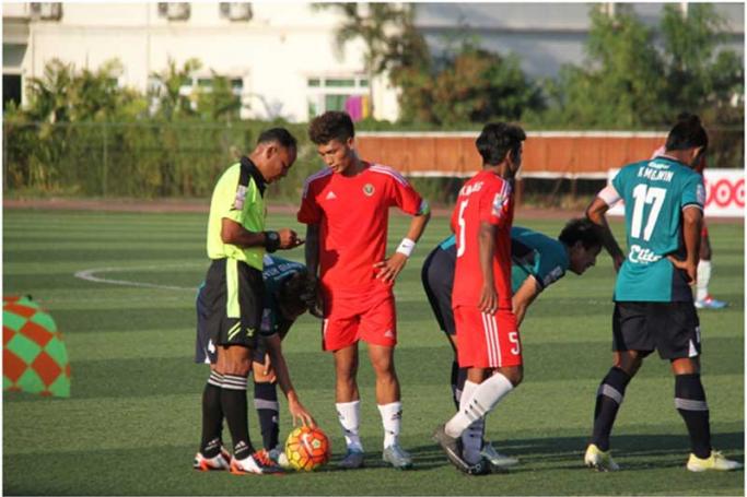 ရန်ကုန်-ချင်းပွဲတွင် ကွင်းလယ်ဒိုင်နှင့်ကစားသမားများကို တွေ့ရစဉ်။(ဓာတ်ပုံ- ရွှေဘုတ်)