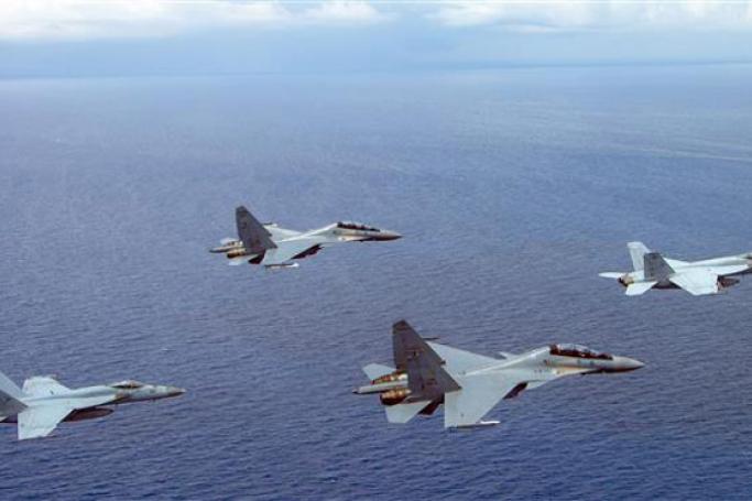 တောင်တရုတ်ပင်လယ်တွင် ပျံသန်းနေသောအမေရိကန်၏ two F/A-18 Super Hornets လေယာဉ်နှစ်စင်းနှင့် မလေးရှားဂျက်တိုက်လေယာဉ်နှစ်စင်း ဓါတ်ပုံ-အေအက်ဖ်ပီ