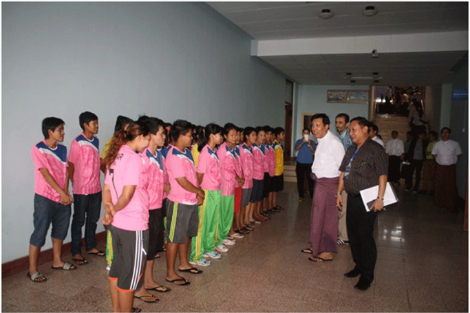 အမျိုးသမီးဖူဆယ်အသင်းအား ဘောလုံးအဖွဲ့ချုပ်ဥက္ကဋ္ဌ ဦးဇော်ဇော် တွေ့ဆုံနေစဉ်။ ဓာတ်ပုံ - ဇင်လင်းထွန်း