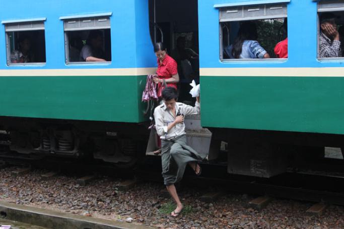 ရန်ကုန်တွင် မြို့ပတ် ရထား အသုံးပြုသူများကို တွေ့ရစဉ်၊ ဓါတ်ပုံ - ဟိန်းထက်