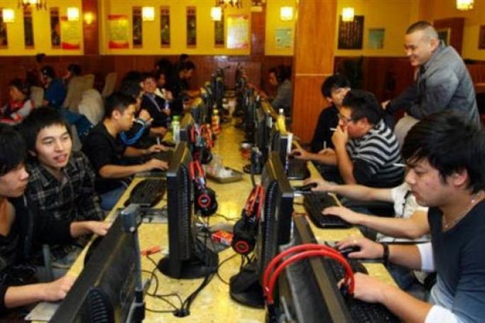 တရုတ်နိုင်ငံတွင် အင်တာနက်ပြစ်မှုများဖြင့်.....သတင်းပုံ။ တရုတ်နိုင်ငံ ရှီကျင်းပြည်နယ်မျ အင်တာနက်ကဖေးတစ်ခုကို တွေ့ရစဉ်။ ဓာတ်ပုံ - အေအက်ဖ်ပီ။