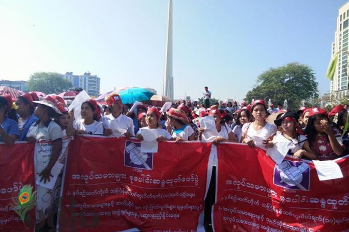  မတ်လ ၂၆ရက် နံနက်က ရန်ကုန်မြို့၊ မဟာဗန္ဓုလပန်းခြံရှေ့တွင် အလုပ်သမားများ ဆန္ဒဖော်ထုတ်နေစဉ်။