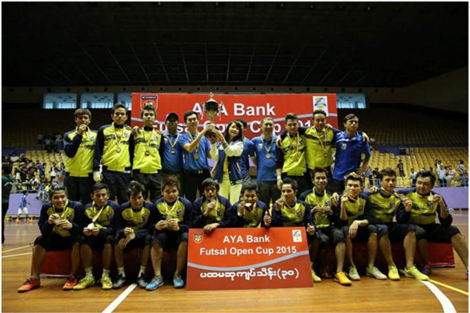 2015 AYE Bank Futsal Open Cup ချန်ပီယံ MIC အသင်း။  (ဓာတ်ပုံ - သောကြာ)