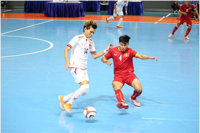 ၂၀၁၅ အာဆီယံဖူဆယ်ချန်ပီယံရှစ်ပြိုင်ပွဲတွင် မြန်မာနှင့် ဗီယက်နမ်တို့ အကြိတ်အနယ်ယှဉ်ပြိုင်နေစဉ်။