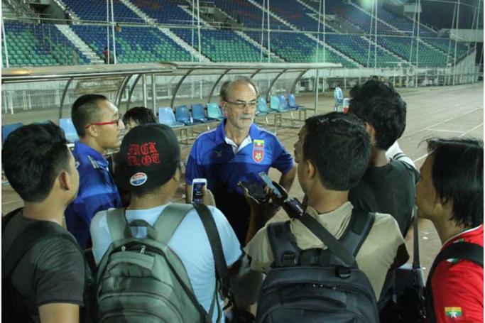 MNL All Star အသင်းနှင့်ခြေစမ်းပွဲအပြီးတွင် မြန်မာ့လက်ရွေးစင်အသင်းနည်းပြဂတ်ဇီဆီကိုတွေ့ရစဉ် (ဓါတ်ပုံ ရွှေဘုတ်)