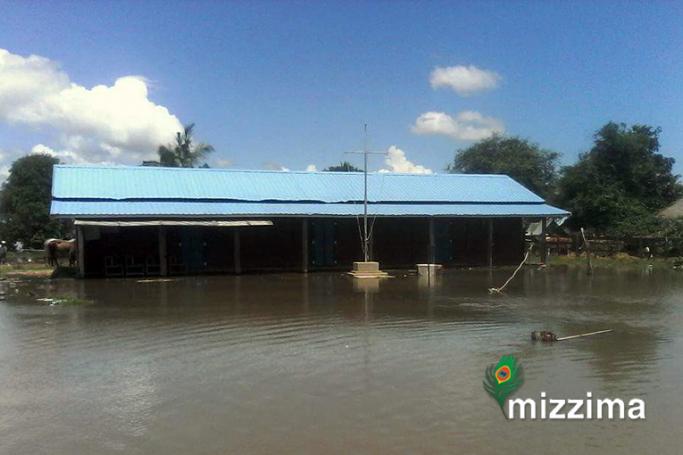  မြစ်ရေဝင်ရောက်မှုကြောင့် ပိတ်ထားရသည့် သပိတ်ကျင်းမြို့နယ်၊အောင်ချမ်းသာကျေးရွာတွင် ပိတ်ထားသည့် မူလတန်းကျောင်း။ (ဓာတ်ပုံ- အောင်ကိုဦး)